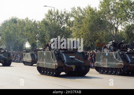 Salonicco, Grecia - Ottobre 28 2019: OXI Day Parata dei carri armati dell'Esercito Greco. marcia militare ellenica durante la festa nazionale, con la folla che acclama le bandiere. Foto Stock