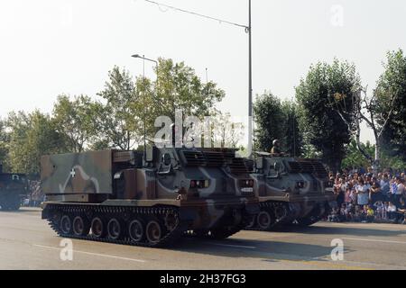 Salonicco, Grecia - Ottobre 28 2019: OXI Day Parata dei carri armati dell'Esercito Greco. marcia militare ellenica durante la festa nazionale, con la folla che acclama le bandiere. Foto Stock