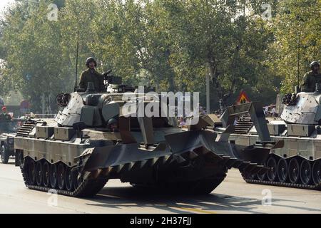 Salonicco, Grecia - Ottobre 28 2019: OXI Day Parata dei carri armati dell'Esercito Greco. marcia militare ellenica durante la festa nazionale, con la folla che acclama le bandiere. Foto Stock