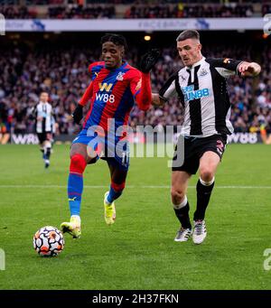 LONDRA, INGHILTERRA - OTTOBRE 23: Wilfried Zaha, Ciaran Clark durante la partita della Premier League tra Crystal Palace e Newcastle United al Selhurst Park Foto Stock