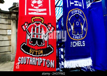 Stamford Bridge, Chelsea, Londra, Regno Unito. 25 ottobre 2021. Calcio della Coppa Carabao, Chelsea FC versus Southampton: Chelsea FC versus Southampton sciarpe al di fuori dello Stamford Bridge Credit: Action Plus Sports/Alamy Live News Foto Stock