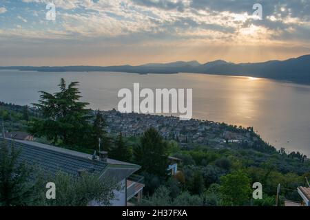 Tramonto da Albisano con vista sul Lago di Garda e sulle Torri del Benaco Foto Stock