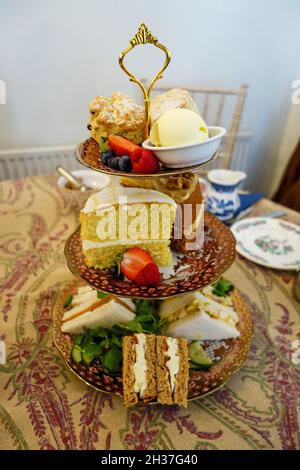 Un tavolo per dolci con un tè pomeridiano inglese, Inghilterra, Regno Unito Foto Stock