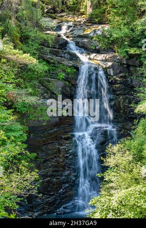 Cascate superiori di Moness ad Aberfeldy in Highland Perthshire, Scozia, Regno Unito Foto Stock