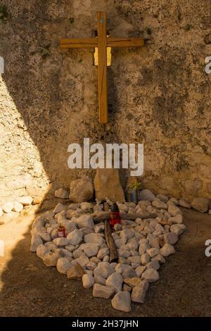 L'interno senza tetto della storica chiesa 12 ° secolo di San Giorgio, Crkva Sv Jura, al di fuori della città di Punat sull'isola di Krk a Primorje-Gorski K Foto Stock