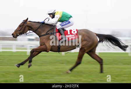 Foto di archivio datata 28-11-2020 di cappellino di stoffa cavalcato da Tom Scudamore. Jonjo o'Neill spera che Cloth Cap possa realizzare il suo ultimo proprietario Trevor Hemmings' piano e garantire le vittorie back-to-back nel Trofeo Ladbrokes a Newbury il mese prossimo. Data di emissione: Martedì 26 ottobre 2021. Foto Stock