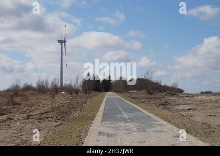 Pista ciclabile lungo il mare. Costruzione di una corsia per biciclette. Strada pedonale incompiuta. Nuova pista ciclabile in piastrelle marciapiede. Foto Stock