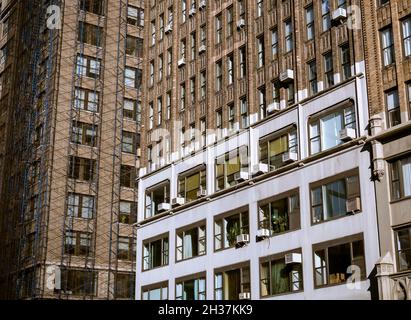 I condizionatori d'aria germogliano dalle finestre in un edificio a New York martedì 19 ottobre 2021. © Richard B. Levine) Foto Stock