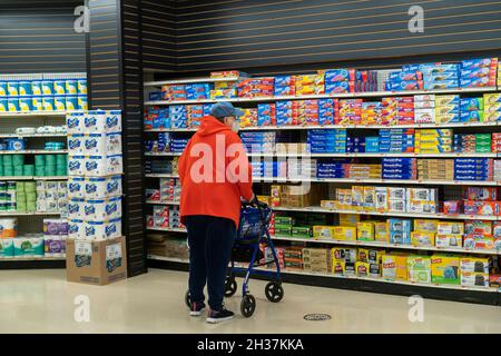 Un cittadino anziano nella sezione del foglio di alluminio e del sacchetto di plastica in un supermercato a New York martedì 19 ottobre 2021. (© Richard B. Levine) Foto Stock