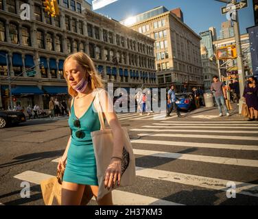 Acquirenti a Chelsea a New York venerdì 15 ottobre 2021. (© Richard B. Levine) Foto Stock