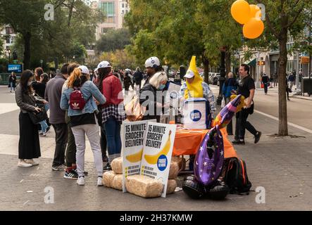 Una promozione per il servizio consegna alimentari Frigo No More in Union Square Park a New York Domenica, 24 ottobre 2021. Gorillas, 1520, Jokr e Frigo non sono più in competizione per lo spazio di consegna istantanea a New York. (© Richard B. Levine) Foto Stock