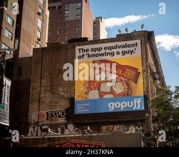 Un cartellone per il servizio di consegna quasi istantaneo della drogheria Gopuff nel quartiere Hell’s Kitchen di New York lunedì 18 ottobre 2021. Gopuff è una delle numerose aziende che competono nello spazio di consegna di generi alimentari “quasi istantaneo”. (© Richard B. Levine) Foto Stock