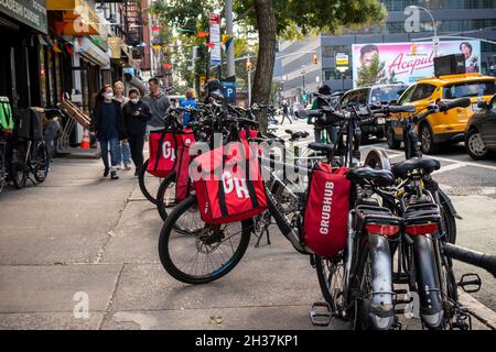 Consegna biciclette con borse a marchio GrubbHub nel quartiere Hell’s Kitchen di New York lunedì 18 ottobre 2021. (© Richard B. Levine) Foto Stock