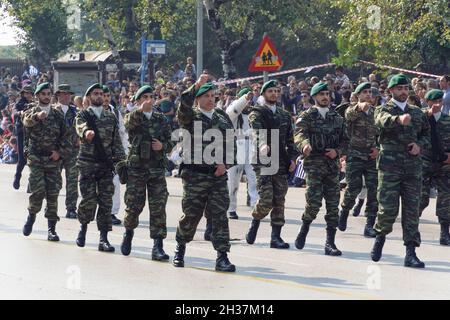 Salonicco, Grecia - Ottobre 28 2019: OXI Day Parata del personale dell'Esercito Greco. marcia militare ellenica durante la festa nazionale, con la folla frequentante. Foto Stock