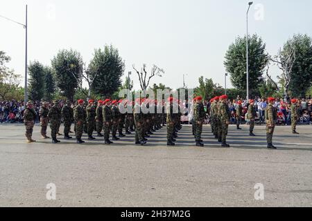 Salonicco, Grecia - Ottobre 28 2019: OXI Day Parata del personale dell'Esercito Greco. marcia militare ellenica durante la festa nazionale, con la folla frequentante. Foto Stock