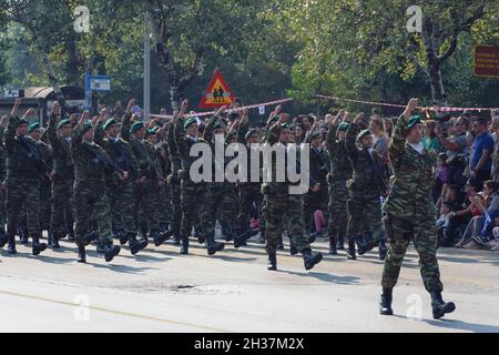 Salonicco, Grecia - Ottobre 28 2019: OXI Day Parata del personale dell'Esercito Greco. marcia militare ellenica durante la festa nazionale, con la folla frequentante. Foto Stock