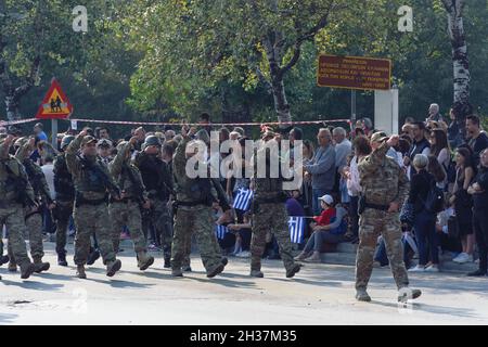 Salonicco, Grecia - Ottobre 28 2019: OXI Day Parata del personale dell'Esercito Greco. marcia militare ellenica durante la festa nazionale, con la folla frequentante. Foto Stock