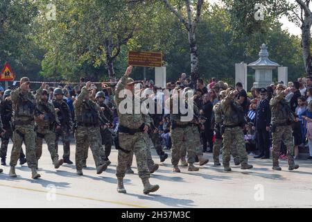 Salonicco, Grecia - Ottobre 28 2019: OXI Day Parata del personale dell'Esercito Greco. marcia militare ellenica durante la festa nazionale, con la folla frequentante. Foto Stock