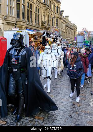 Contributori all'out of this World Festival di Sheffield, con personaggi di Halloween, SciFi e fumetti. Foto Stock