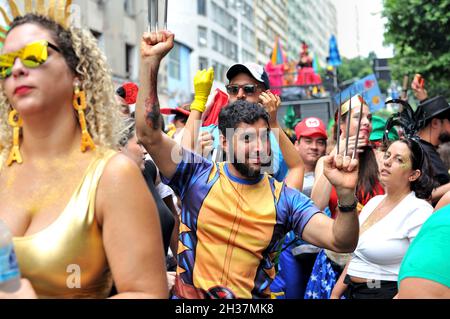 Americhe, Brasile - 22 febbraio 2020: Reveler vestito come personaggio Marvel Wolverine si esibisce durante una festa di strada di Carnevale tenutasi a Rio de Janeiro. Foto Stock