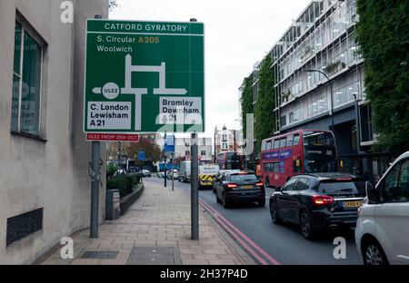 ULEZ sarà ampliato, ma non include la South Circular Road (A205), al suo incrocio con Rushy Green, il 25 ottobre 2021, a Lewisham. Foto Stock