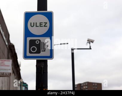 ULEZ sarà ampliato, ma non include la South Circular Road (A205), al suo incrocio con Rushy Green, il 25 ottobre 2021, a Lewisham. Foto Stock