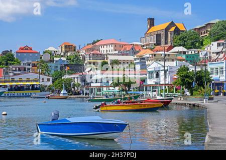 Lungomare e Cattedrale cattolica romana della capitale San Giorgio sulla costa occidentale dell'isola di Grenada nel Mar dei Caraibi Foto Stock