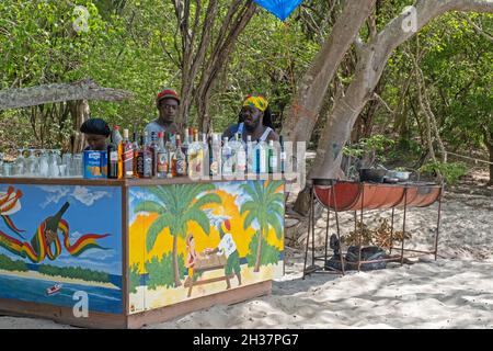 Bar sulla spiaggia che serve bevande alcoliche e cocktail all'Anse la Roche a Carriacou, isola delle Isole Grenadine, Grenada nel Mar dei Caraibi Foto Stock