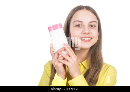 bambino felice che presenta la bottiglia dello shampoo isolata su spazio bianco della copia, presentando il prodotto. Foto Stock