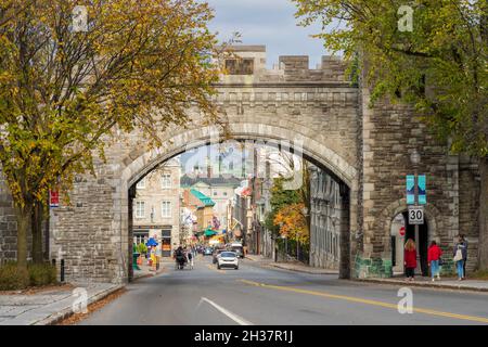 Quebec, Canada - Ottobre 20 2021 : Québec City Old Town Street view in autunno. St. Louis Gate. Foto Stock