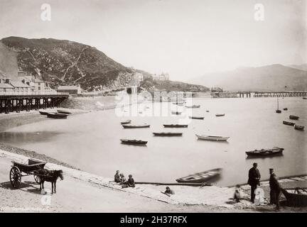 Fine 19 ° o inizio 20 ° secolo fotografia d'epoca: Barmouth porto e barche, Galles Foto Stock