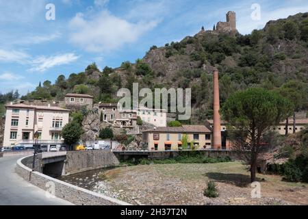 Vista di Lastours in Francia, caratteristico antico borgo francese con rovine di castelli catari medievali sulle colline Foto Stock