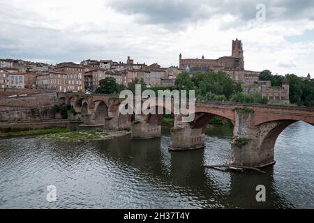 Vista di Albi, bella città francese con Sainte-Cecile cattedrale e vecchio ponte sul fiume Tarn. Città come destinazione di viaggio nel dipartimento del Tarn, Occitani Foto Stock