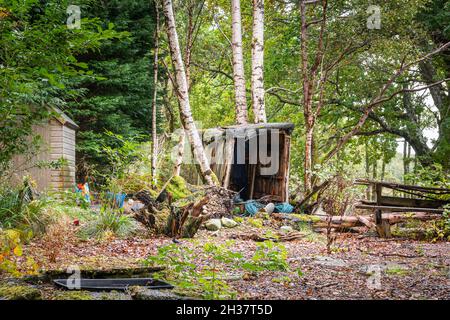 Un'immagine HDR autunnale a 3 scatti di una capanna di pescatori abbandonata e tavolo da picnic sulle rive di Lock Arkaig, Lochaber, Scozia. 12 ottobre 2021 Foto Stock
