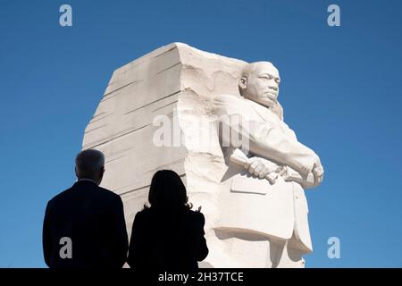 Washington, Stati Uniti d'America. 21 Ottobre 2021. Il Presidente degli Stati Uniti Joe Biden e il Vice Presidente Kamala Harris insieme al Martin Luther King, Jr. Memorial durante un evento che celebra il 10 ° anniversario del memoriale, 21 ottobre 2021 a Washington, D.C. Credit: Erin Scott/White House Photo/Alamy Live News Foto Stock