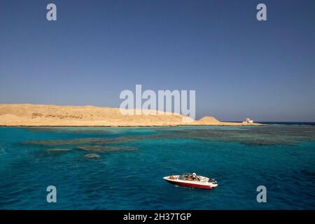 I turisti si godono il mare e il sole nella piccola isola di Giftun vicino Hurghada, Egitto Foto Stock