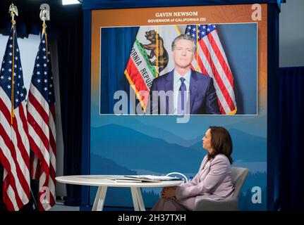 Washington, Stati Uniti d'America. 30 luglio 2021. Il Vice Presidente degli Stati Uniti Kamala Harris ascolta il Governatore della California Gavin Newsom durante un incontro virtuale sul fuoco selvatico con i Governatori occidentali dal South Court Auditorium nel Eisenhower Executive Office Building alla Casa Bianca, 30 luglio 2021 a Washington, D.C. Credit: Adam Schultz/White House Photo/Alamy Live News Foto Stock