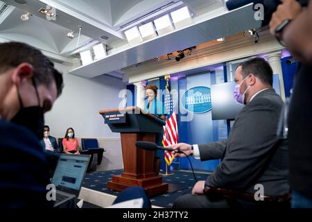 Washington, Stati Uniti d'America. 30 luglio 2021. White House Principal Vice Segretario della Stampa Karine Jean-Pierre durante il briefing quotidiano della stampa nella Briefing Room di James Brady alla Casa Bianca, 30 luglio 2021 a Washington, D.C. Credit: Erin Scott/White House Photo/Alamy Live News Foto Stock