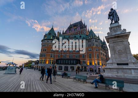 Quebec, Canada - Ottobre 20 2021 : Fairmont le Chateau Frontenac vista dell'ora del tramonto. Quebec City Old Town in autunno crepuscolo. Foto Stock