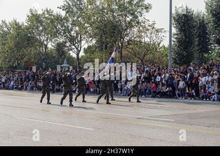 Salonicco, Grecia - Ottobre 28 2019: Giornata OXI sfilata del personale dell'Esercito greco che detiene la bandiera. marcia militare ellenica durante la festa nazionale, con la folla frequentante. Foto Stock