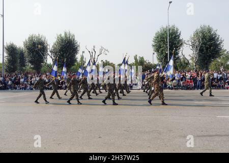 Salonicco, Grecia - Ottobre 28 2019: Giornata OXI sfilata del personale dell'Esercito greco che detiene la bandiera. marcia militare ellenica durante la festa nazionale, con la folla frequentante. Foto Stock