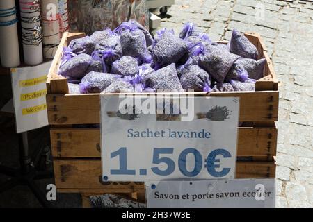 Piccolo negozio che vende bustine di lavanda a Carcassonne, famosa città francese con cittadella medievale. Negozio turistico con souvenir nella regione dell'Occitanie Foto Stock