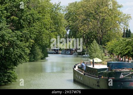 Barche sul Canal du Midi nel dipartimento di Aude, regione dell'Occitanie, Francia meridionale. Canale d'acqua francese e canale d'acqua per le vacanze sulla chiatta Foto Stock