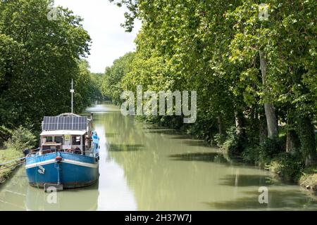 Barca sul Canal du Midi nel dipartimento di Aude, regione dell'Occitanie, Francia meridionale. Canale d'acqua francese e canale d'acqua per le vacanze sulla chiatta Foto Stock
