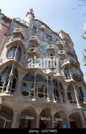 Vista urbana di Barcellona, Spagna con esterno di Casa Batlló (Casa Batllo) progettato da Antoni Gaudí. Città spagnola in Catalogna come attrazione turistica Foto Stock