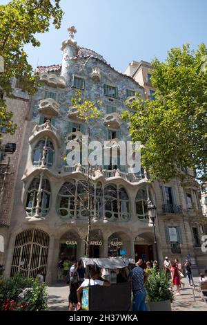 Vista urbana di Barcellona, Spagna con esterno di Casa Batlló (Casa Batllo) progettato da Antoni Gaudí. Città spagnola in Catalogna come attrazione turistica Foto Stock
