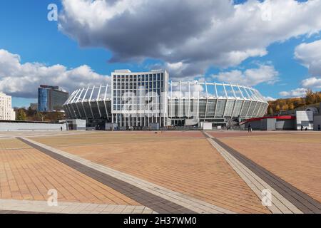 Kiev, Ucraina - 23 ottobre 2021: Vista del complesso sportivo nazionale di Olimpiyskiy - un'arena sportiva multifunzionale per le partite di calcio e l'atletica Foto Stock