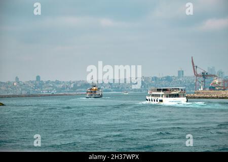 Giornata in cielo e pioggia a istanbul bosforo e nave di trasporto e traghetto pedonale Foto Stock