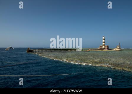 Daedalus Reef e faro nel mezzo del Mar Rosso Foto Stock