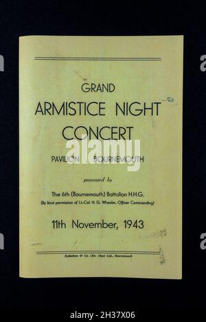 Il programma "Grand Armistice Night Concert" (replica) celebra la fine della prima Guerra Mondiale, parte di un pacchetto cimeli della Guardia domestica della seconda Guerra Mondiale per le scuole. Foto Stock